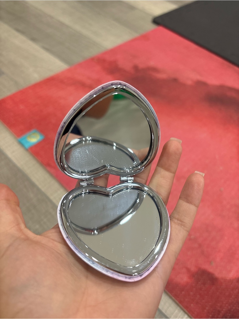 Handheld heart-shaped compact mirror